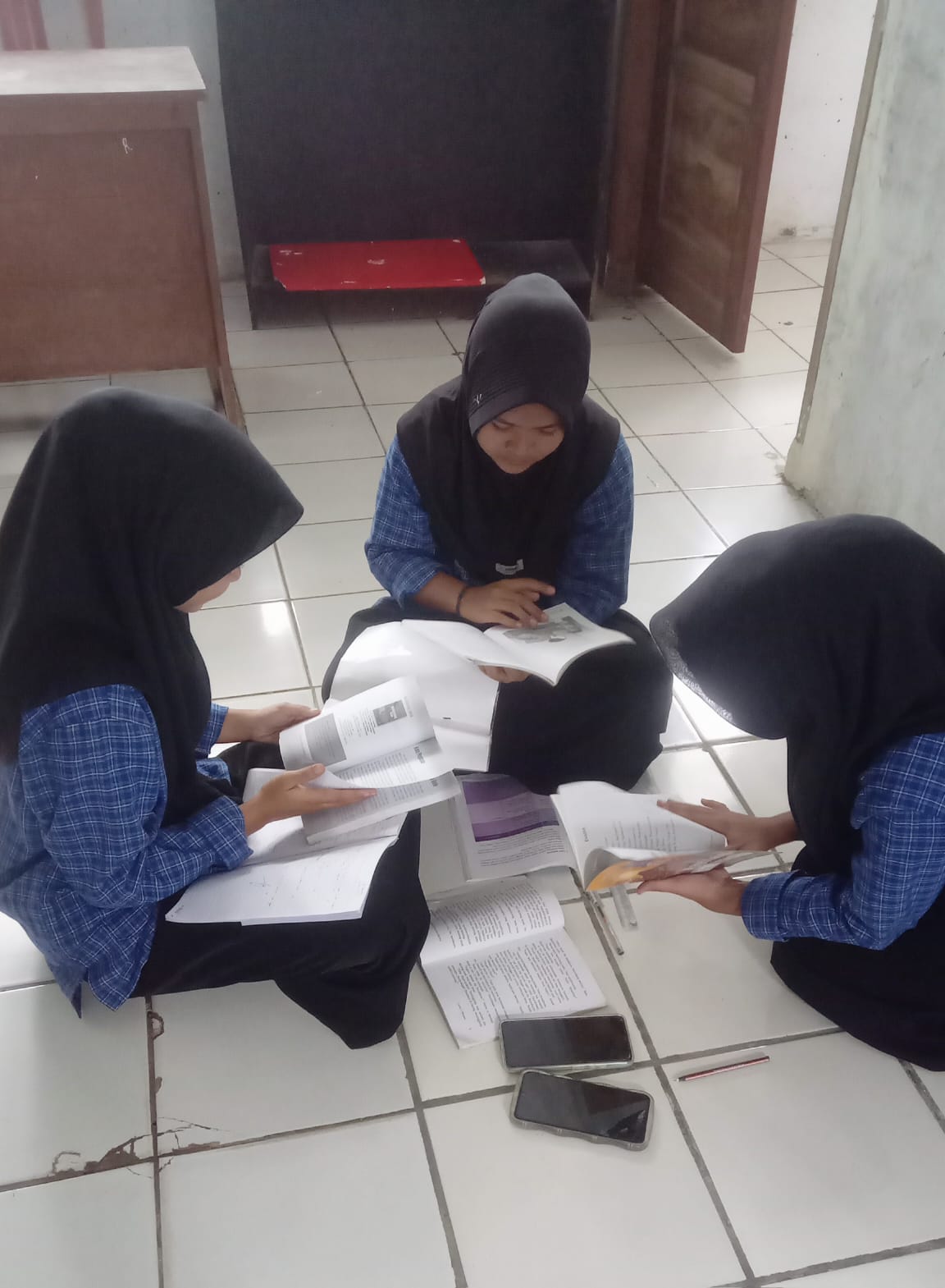 Diskusi Penilaian Karya Fiksi, Siswa SMP Yabujah Segeran Asah Kemampuan Literasi
