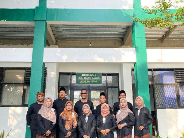 Apel peringatan Hari Kartini dilaksanakan di SMP Yabujah Segeran pada tanggal 21 April dengan penuh khidmat.