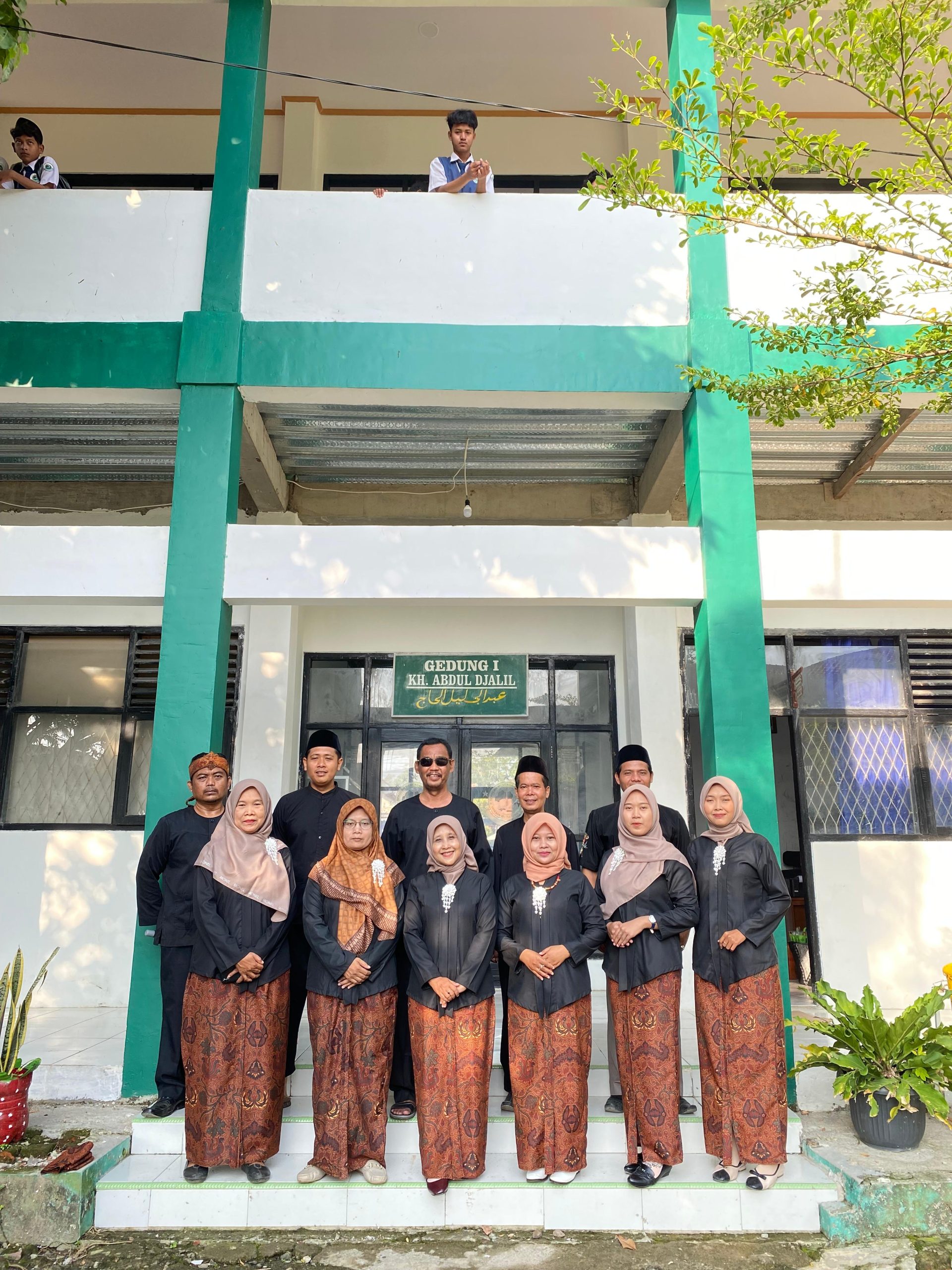 Apel peringatan Hari Kartini dilaksanakan di SMP Yabujah Segeran pada tanggal 21 April dengan penuh khidmat.